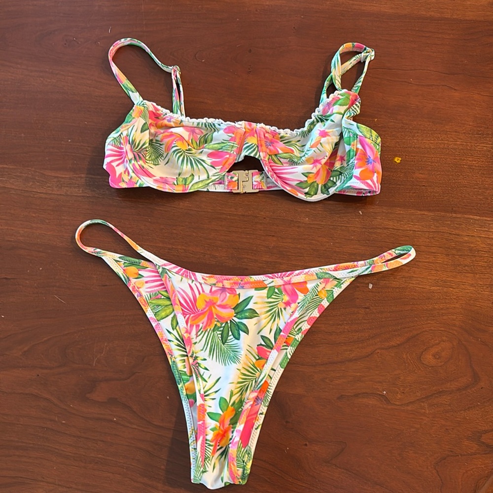 Kulani Kinis x Lexi Hidalgo Bikini